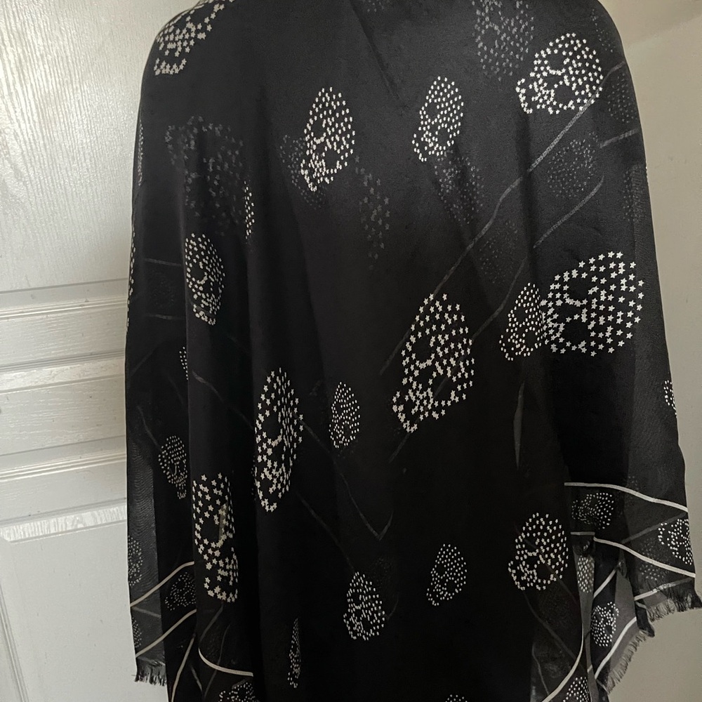 🎃🎃🎃👻💀🎃🎃🎃Alexander McQueen Skull Print Silk Shawl Scarf.🎃🎃🎃👻💀🎃🎃🎃